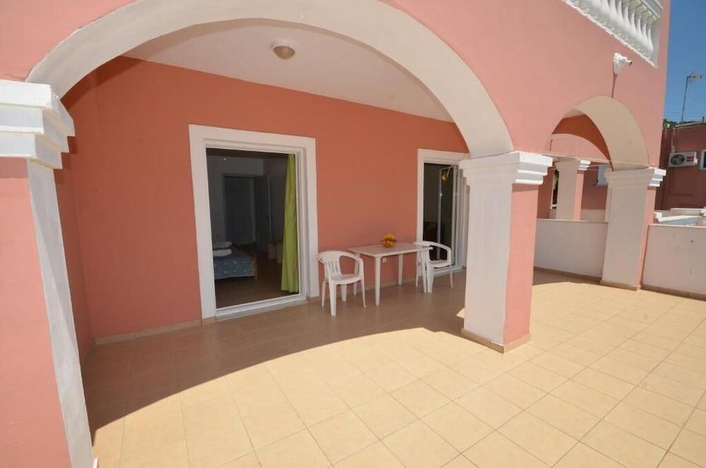 Paradiso Apartments Ипсос Екстериор снимка
