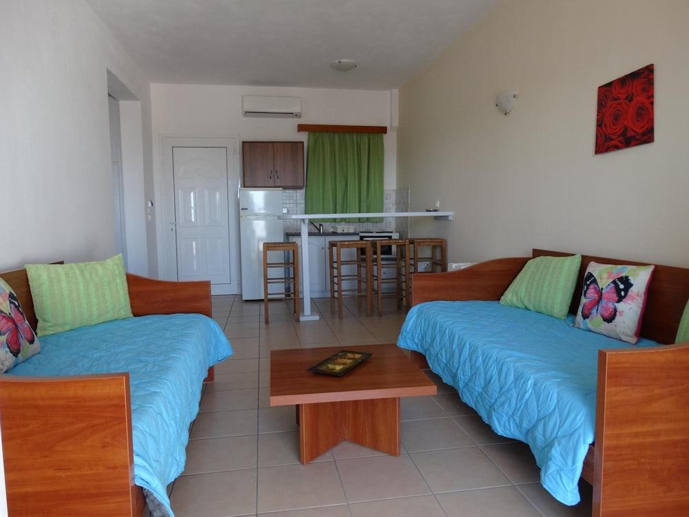Paradiso Apartments Ипсос Екстериор снимка