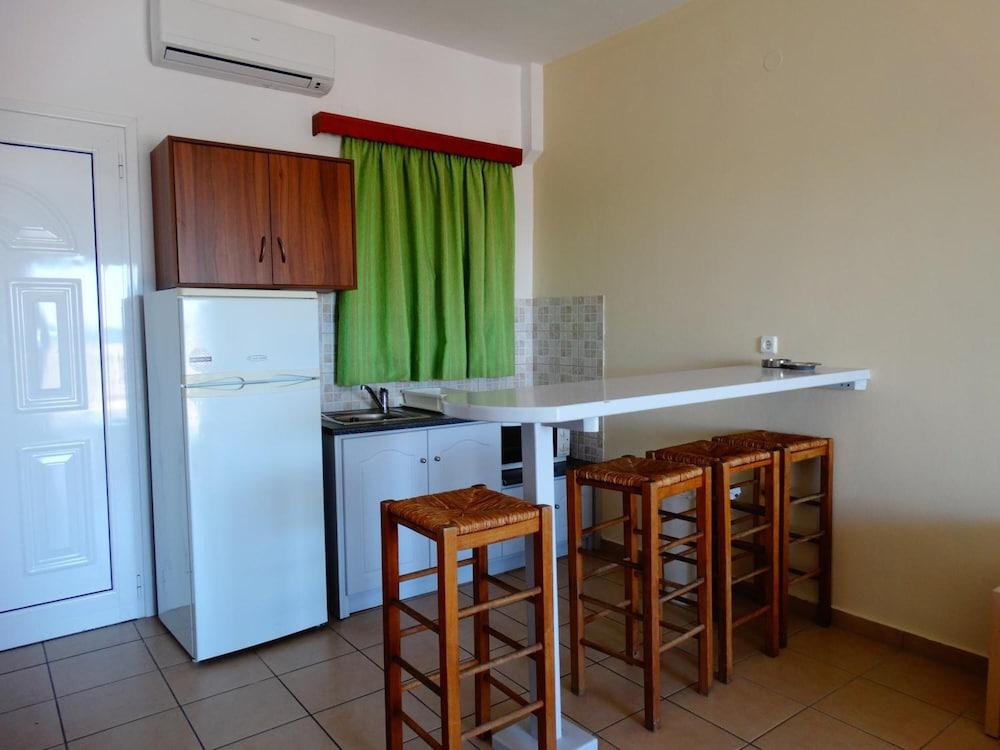 Paradiso Apartments Ипсос Екстериор снимка