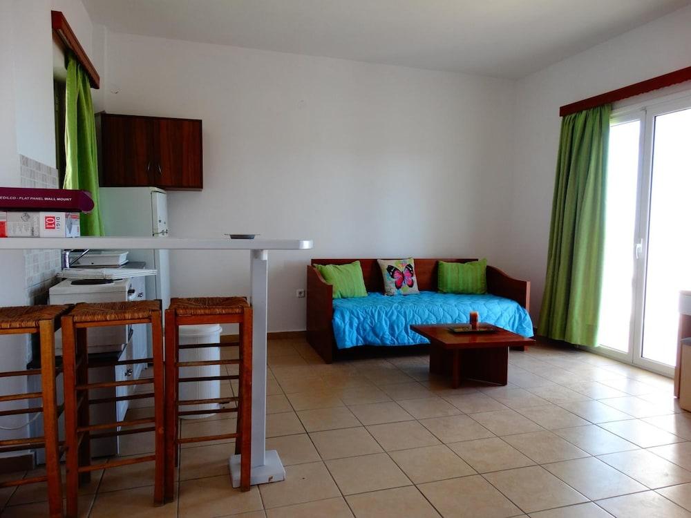 Paradiso Apartments Ипсос Екстериор снимка
