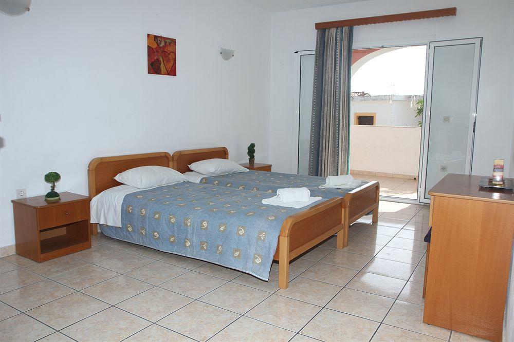 Paradiso Apartments Ипсос Екстериор снимка