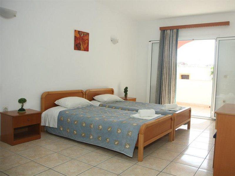 Paradiso Apartments Ипсос Екстериор снимка
