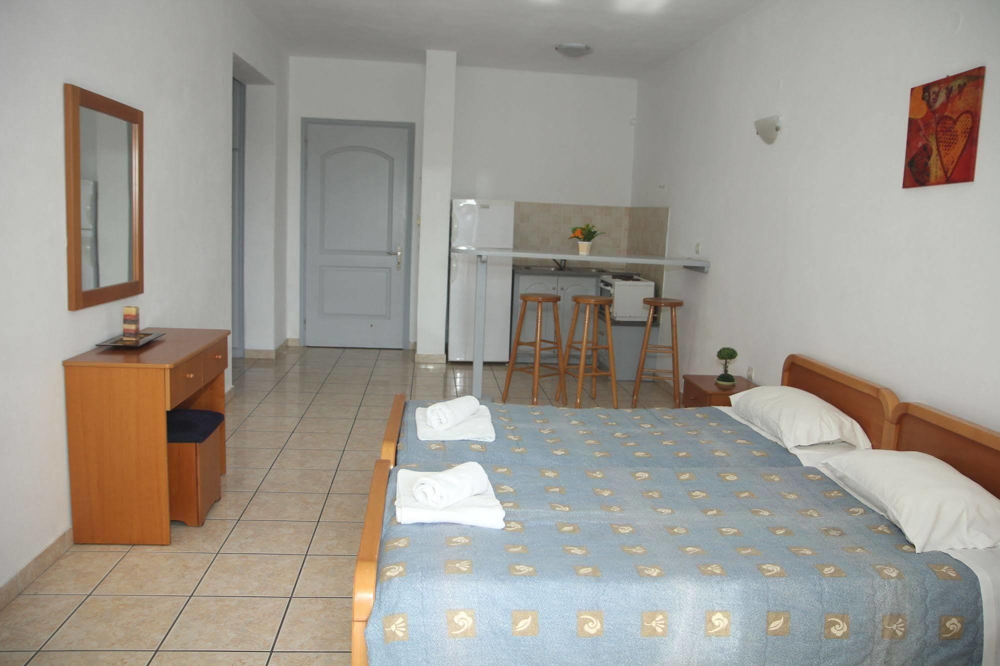 Paradiso Apartments Ипсос Екстериор снимка