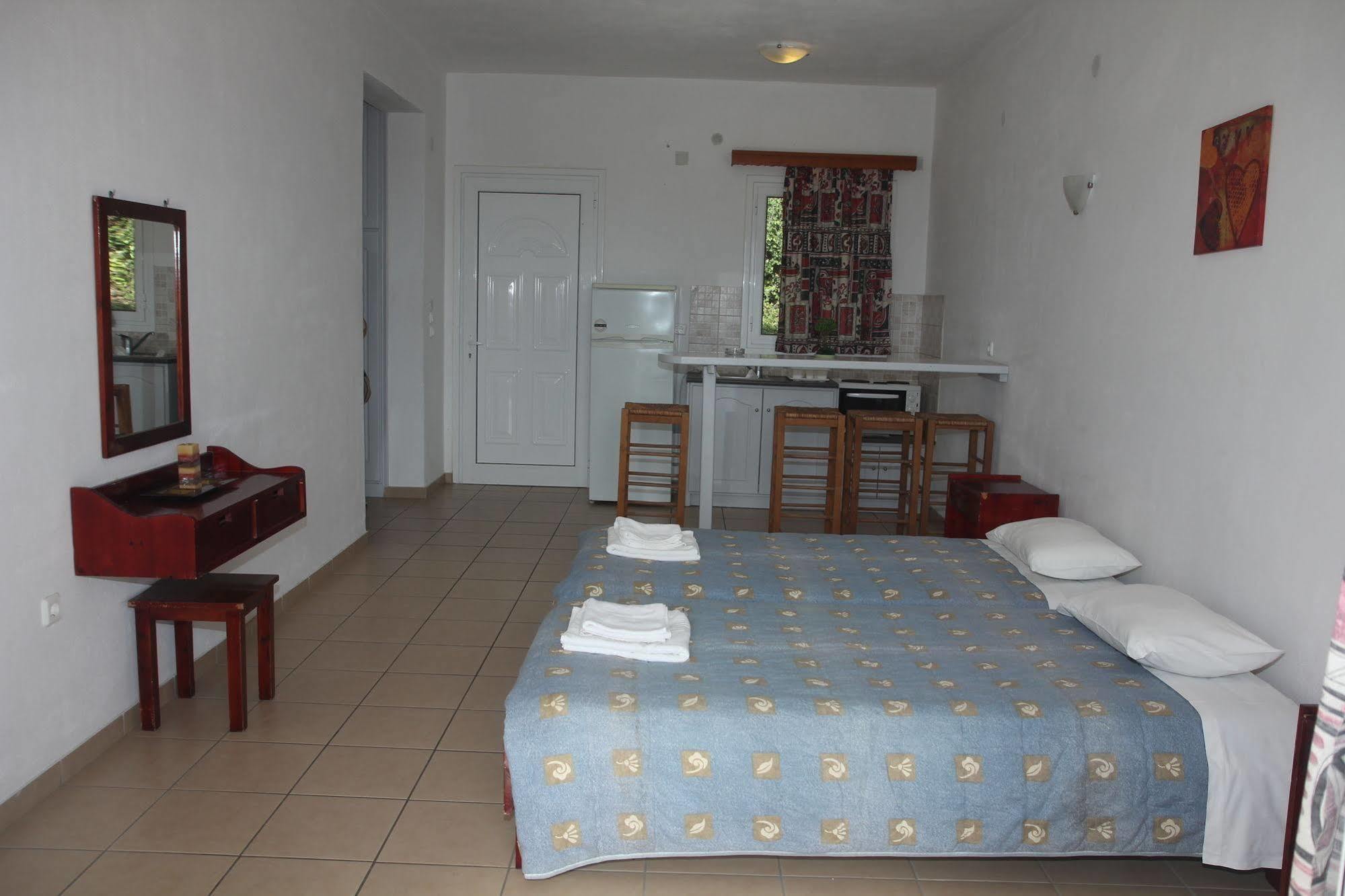 Paradiso Apartments Ипсос Екстериор снимка