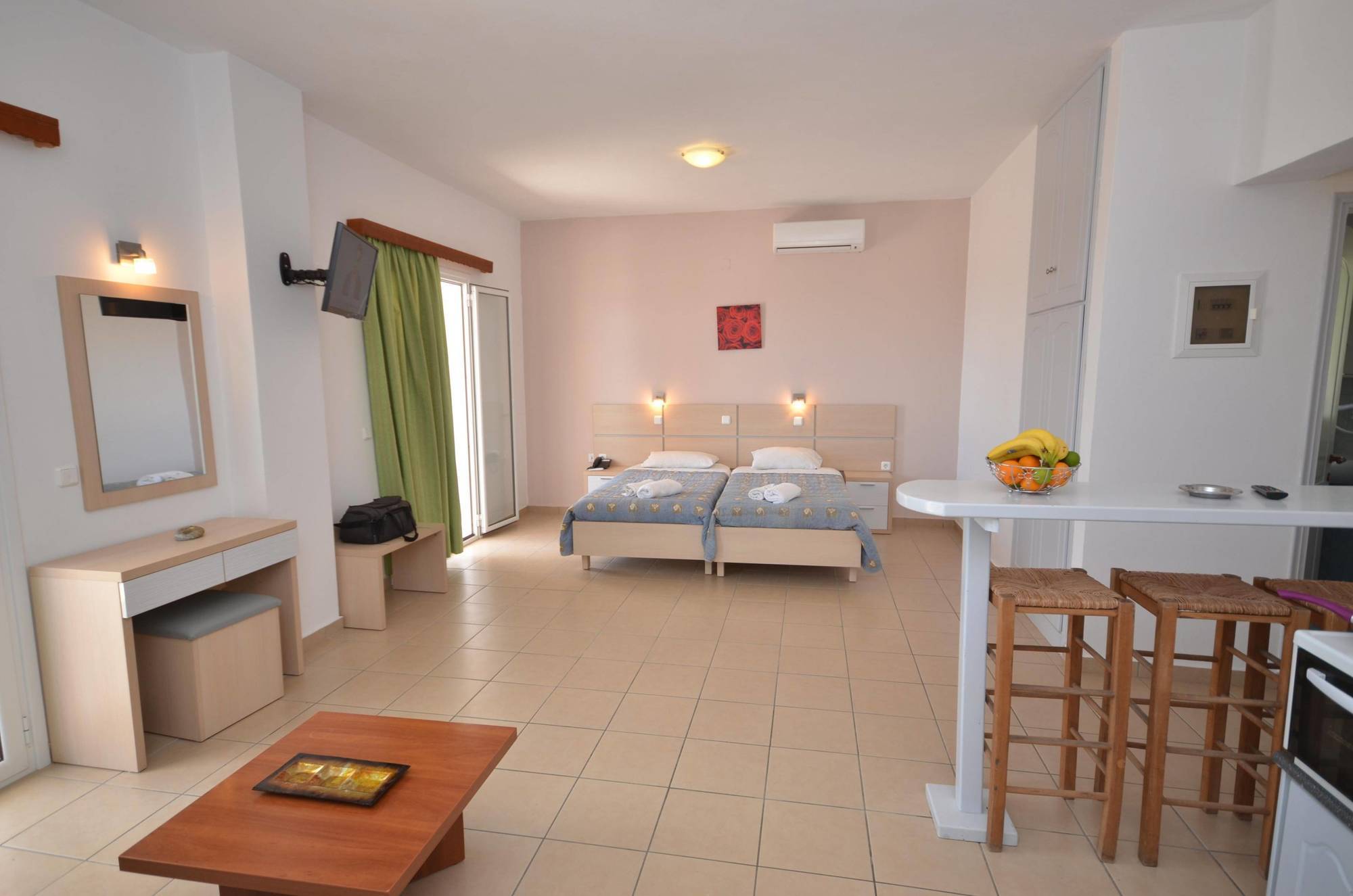 Paradiso Apartments Ипсос Екстериор снимка
