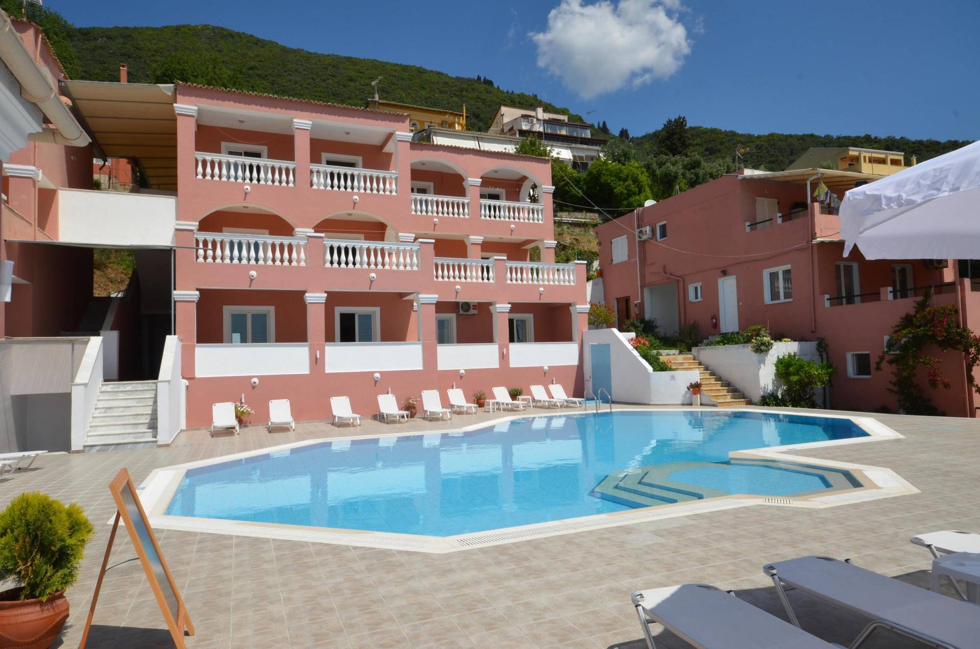 Paradiso Apartments Ипсос Екстериор снимка